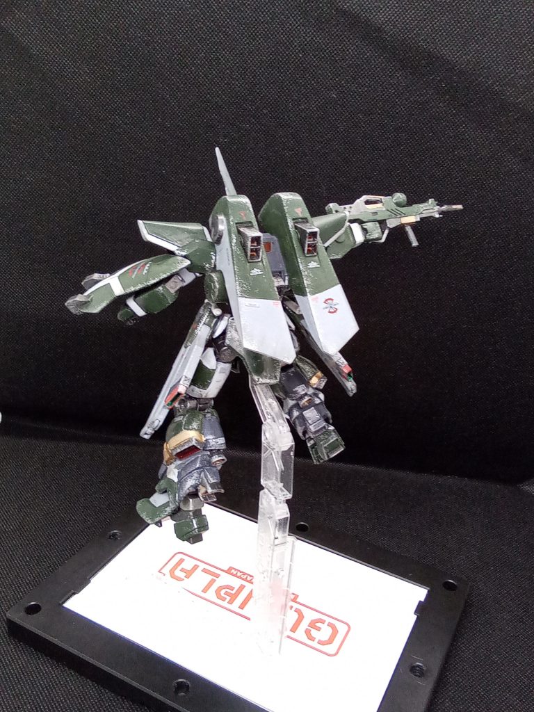 脚は太股から下をパテで一回り大型化 ついでに12mmほど延長 胴体と腕は3mmほど短縮しています