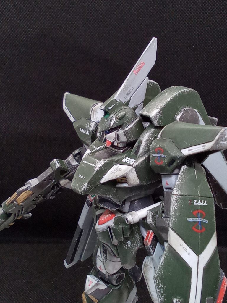 頭部・胸部・肩・腰をパテを使って大型化&デザイン変更モノアイはレジンでつくってみました頭と胸と盾は旧キットゲイツを改造して使用腹部はドレッドノートの物をドッキング