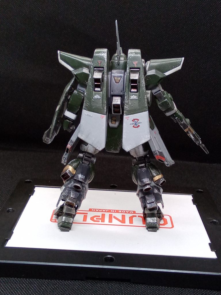 大型化した脚は定番のスラスターを増設