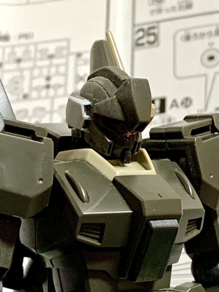 ノーマルのD型はレアキットなので、我が家の積みのエコーズジェガンを加工します。耳の形状をプラ板で変更。