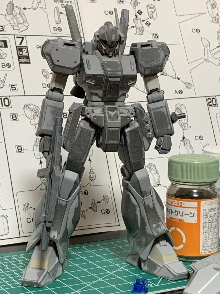 改修途中。スネは先端にプラ板を貼り足して切ったり削ったりでライン変更。ちなみに左の拳はオリジン系ジムの拳で、手の甲カバーを延長して穴を隠してます。