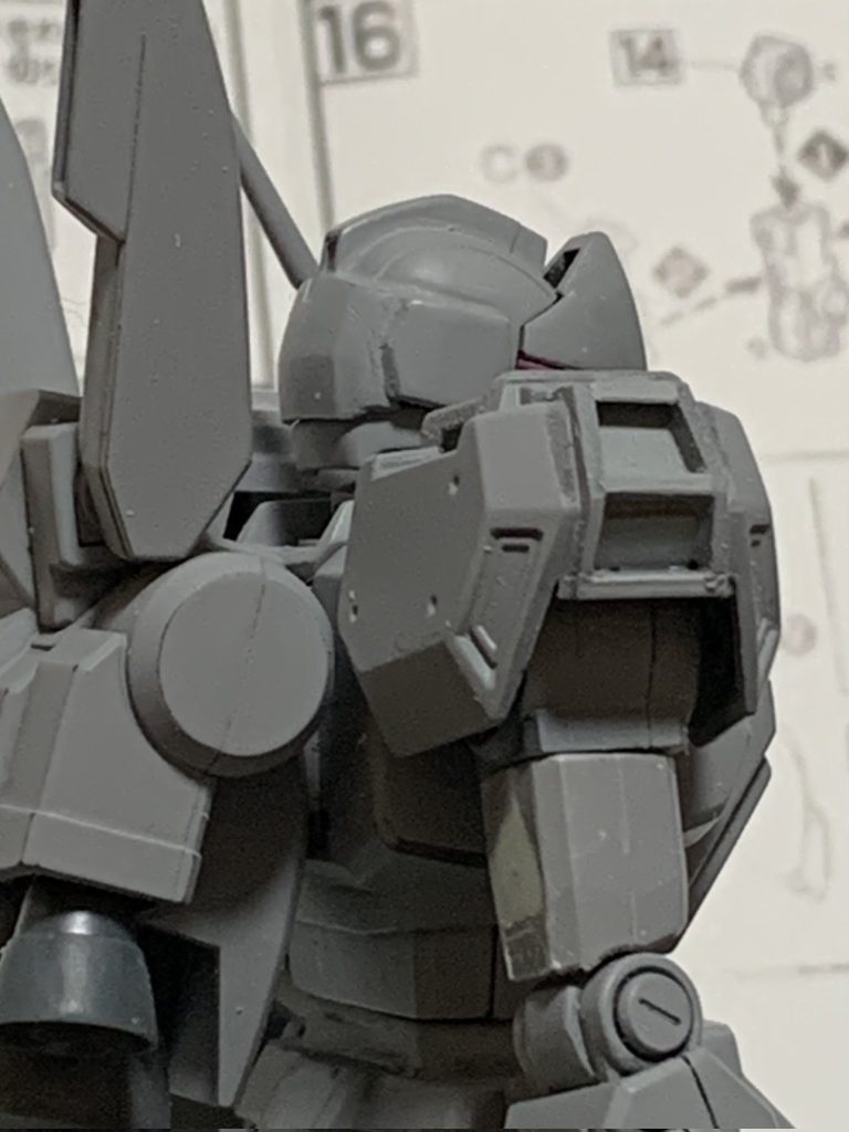 結構な難所の肩バーニアは、プラ板で輪郭を作ってWAVEのバーニアパーツを中に入れました。