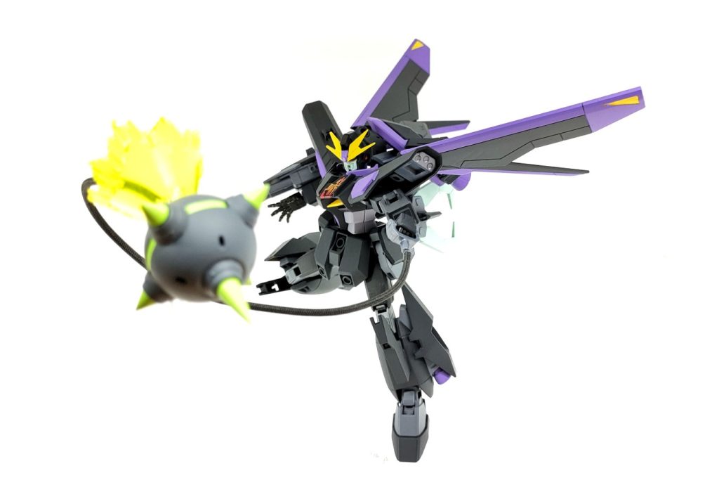 左腕に持つのは対GUND-ARM武器「ミョルニルアンチハンマー」ノンキネティックポッドをハンマーに転用した武器で、射出して殴りつけつつ、アンチドートを展開することで敵機のGUNDフォーマットのリンクを遮断し、動きを封じながらの殴打が可能です。