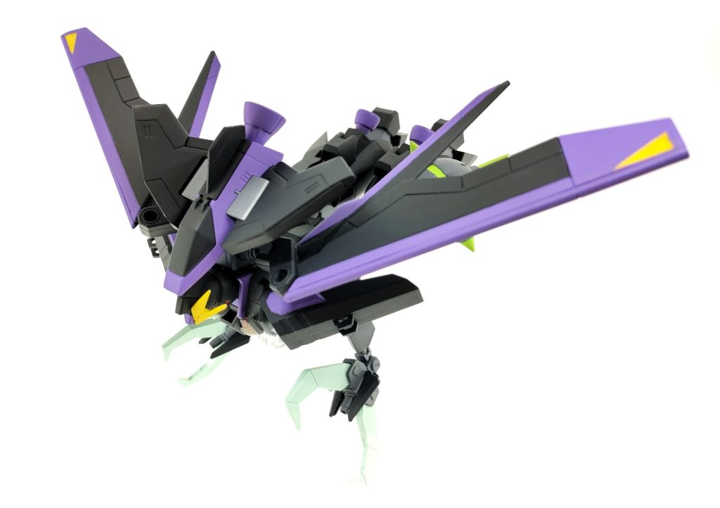 変形することでMA形態になります。移動や、僚機の輸送はおまかせください。