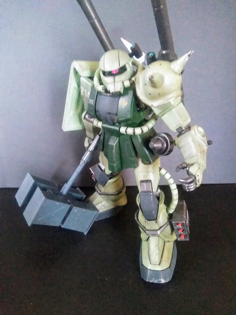 今回も「本棚の守護神 ザク Ⅱ F 型 ver,1.0」 をリビルドしてみました😋 (マダやるんか!👹) この子の発売は 1995 年発売となって おります。確か「シャア ザク」と一緒だった 記憶が在ります🤔