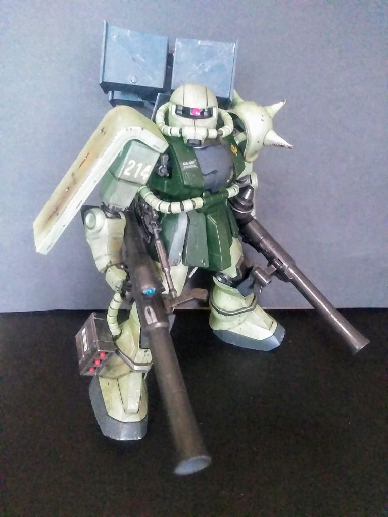 特にモチーフとかは無いのですが、何時も通りに「蛇足作業」を実行です😤 こういう部隊にアリガチな補給は滞り中😭 だけど 「連邦軍に狩られたくない」 なので「現場に残る武器等を