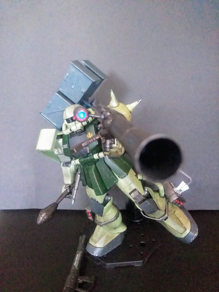 ハイ!「ザク・バズーカ」を撃ってみた❗😤このキットは「 F 型」です🤔 地上設定なのに「F 型❓」と成るかもですが ソコはソレ 🤣 「ガルマ様のザクはFs型」 の前例と同じ ニュアンスと 云うことで😋 前回とオンナジ事を逝ってます😂