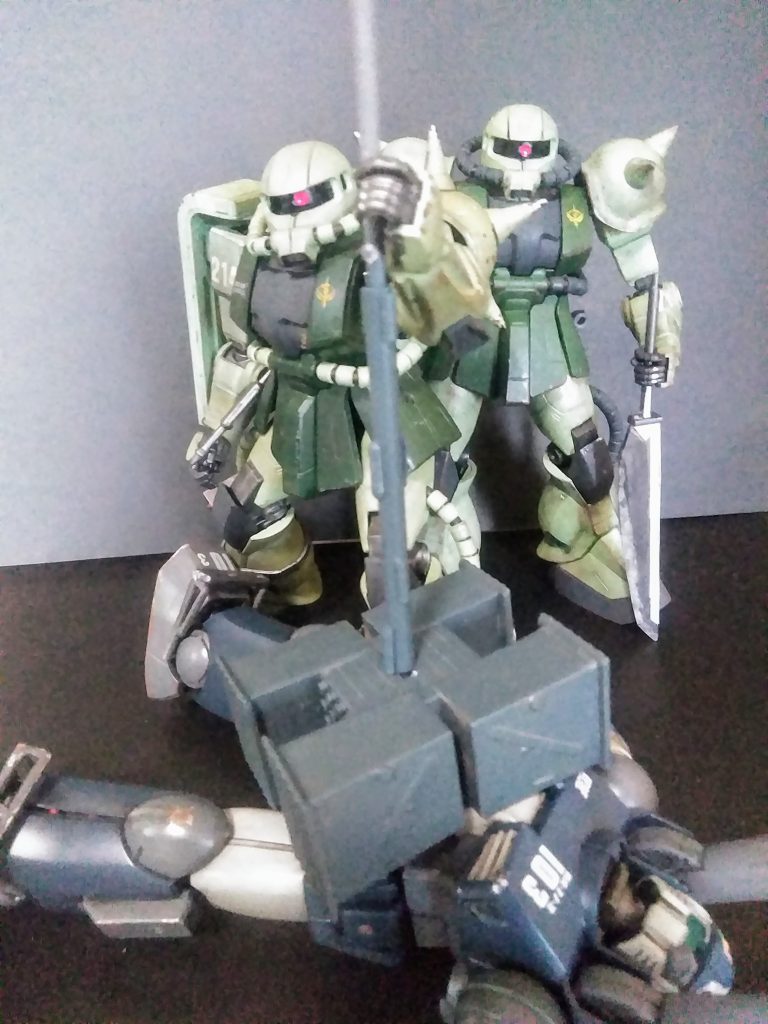 ハイ。何時も通りに並び立ち🤗 今回は「僚機の S 型」と 「残党狩りのキャノンさん」に出刃って もらいました🎵😍🎵それはサテオキ、この子も関節は固着しまくり😣 今回も・・・ヤッパリ・・ダメだった・・・😔💨 《ike_k5さん》今回もありがとう ございました。 気になる《ike_k5さん》の投稿記事はコチラ ↓ https://gumpla.jp/hg/1696486