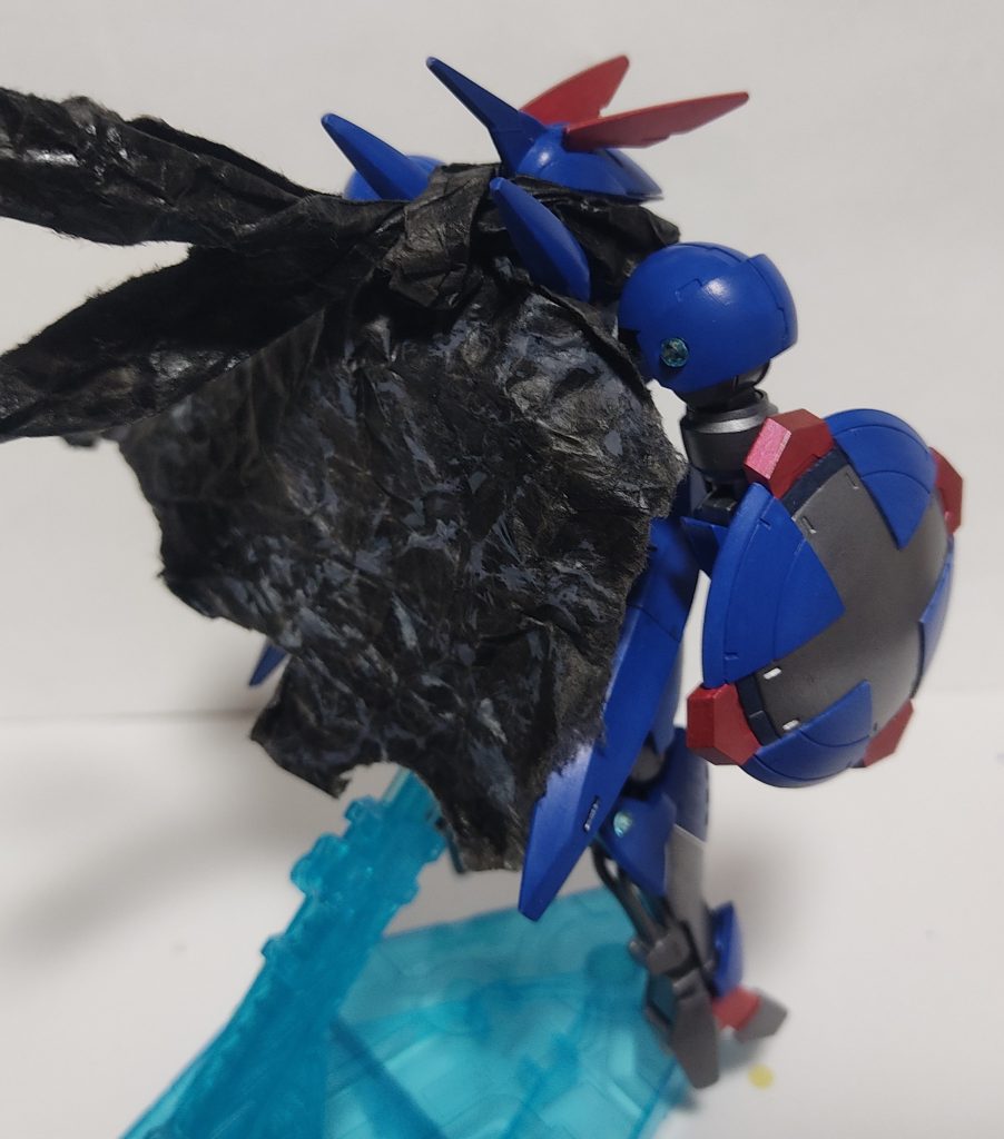 後ろ姿今回は塗装ついでに、どうせならもう少し自分好みにしてやろうということで装飾を少し追加してます。一番目立つのはやはりマフラーとマントでしょうか。作り方は、多分皆さん知っている記事だと思いますので省きます笑 紙があれば簡単に誰でも出来ますよ。私が出来たんならそりゃあねえ...後は前の写真がわかりやすいですが、肩と膝辺りに100均のデコレーションシールを貼っ付けてます。