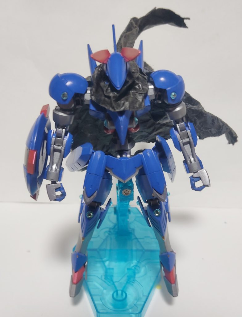 正面から元々のジークルーネさんは鉄血系統の機体なのでかなりスラッとしたシルエットでしたが、マントのおかげか少し印象変わりますね。ちなみに、手は他のガンプラのものに変更しています。理由は...片手だけ紛失したからです。多分どっかに転がってるか掃除機に吸われました。ジークさんマジすまん。