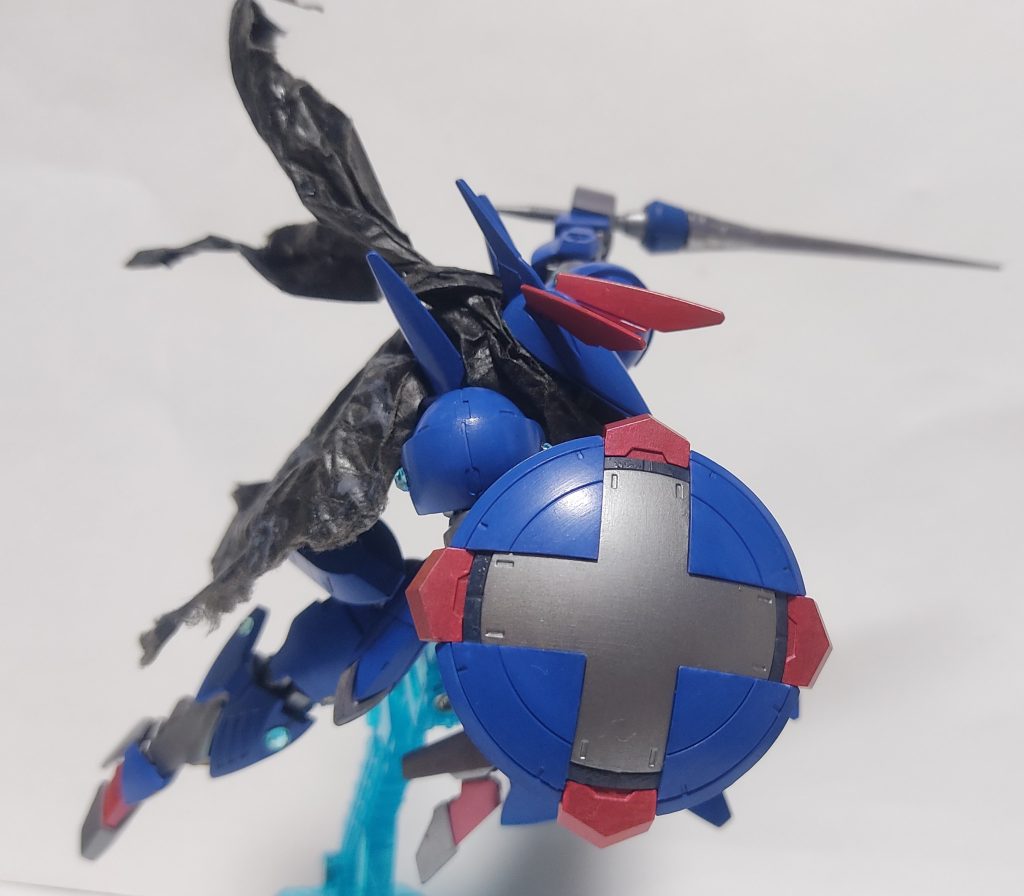 ポーズ撮影。イメージは某狩りゲーのとある技です。今回作る際にイメージしたのがその狩ゲーでした。ほら、同じような武器持ってるし。なので元のジークルーネさんは盾を左腕に付けてますが(合ってる...?)敢えて反対にしました。