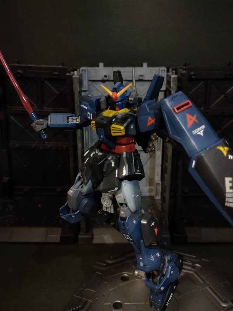 ヒロイックファンタジー小説の表紙のようなポージングがバッチリ決まります。そしてティターンズとともに並ぶアムロ・レイ パーソナルマーク。