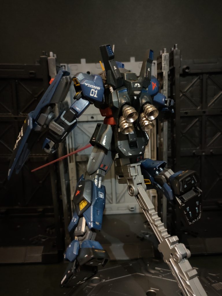 当1号機はアムロ・レイ専用機として他の2体より出力を20%アップさせておりその為バーニアノズルが異なる。(ホームセンターで購入した棚ダボを利用。既存バーニアパーツをカットし接合しましたがノズル内部の処理がうまくできず荒いままです。覗かないとわからないのでいいかと。)