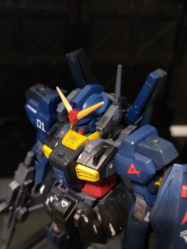 ディティールアップ首を0.5mm延長。胸部をプラ板にて。ハッチのような開閉機構を思わせるようにシルバーのチップも添付しました。胸部サイドはグレーとブラックの部分でカット、分割し再度貼り合わせ。別装甲に見えるように、と思ったのですが効果はイマイチ? 厚さを変えるといいのかも。肩上部もRGを参考にディティールアップしたつもりですが性格が出るのかとにかく荒く大雑把すぎ… 神は細部に宿るといいますが、全く宿っていません😵