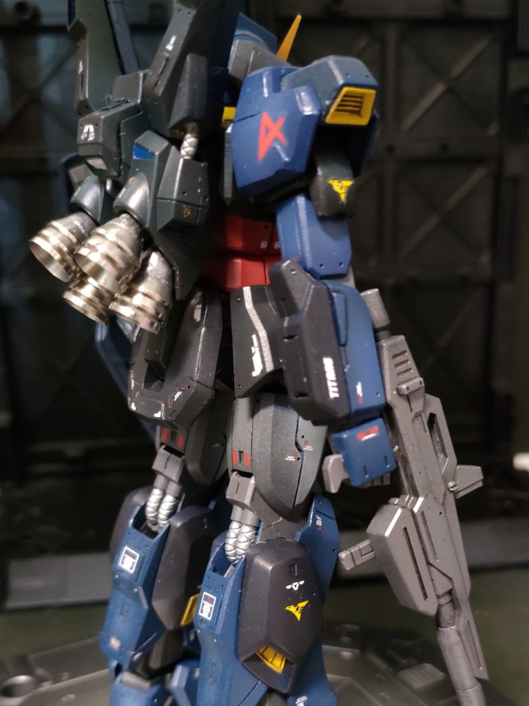 右腕のシールド取付穴は不要なので塞ぎました。大腿部は前後に二分割し再度接着。右脚のみ上下に少しずらしてありますが、これは横浜動く立像を見て、やりたいと思ってました。左もやればよかったです😅