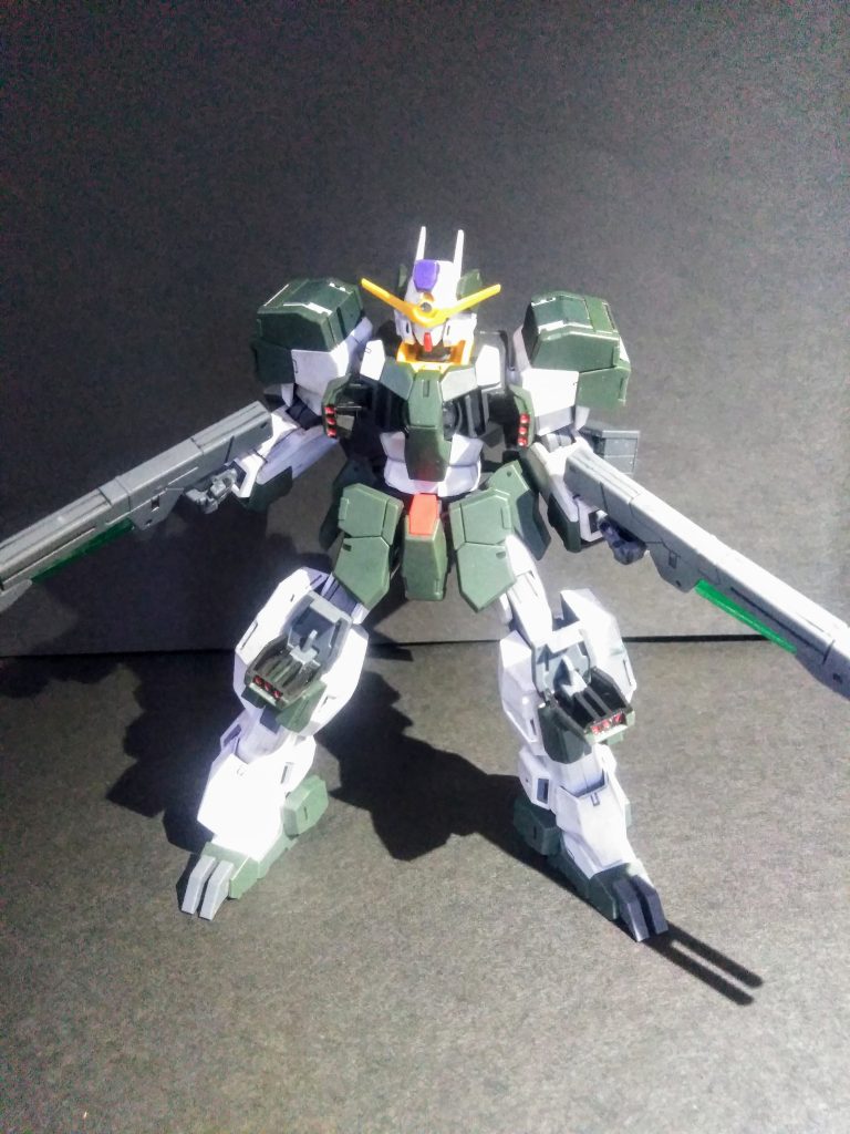 「GN ミサイル」も再現されております🧐 本来の設定では「フロントアーマー」にも 在るのかも❓ 知らんケド😏 後、額のセンサーも展開可能ですね🤔 この辺が「狙撃機体」の面目躍如🤗🎶