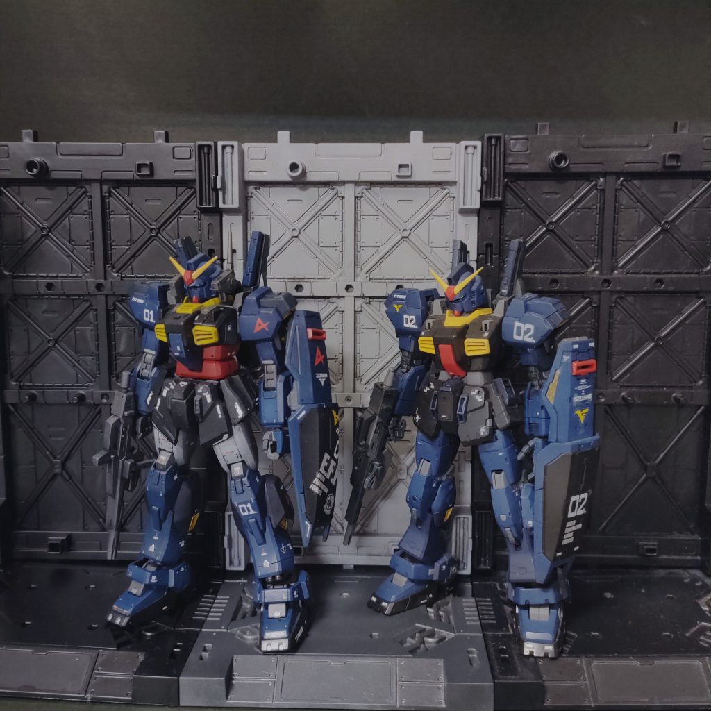 腰接続部を0.5mm後ろに。角度も変えています。また脚部軸は左右逆に接続。カトキ立ちがさらにバえるようにしました。RG(右)との比較です。比べてみると、HGのメリハリの効いたボディラインは“有り”だと思います。RGはダイナミズムに欠けますね。