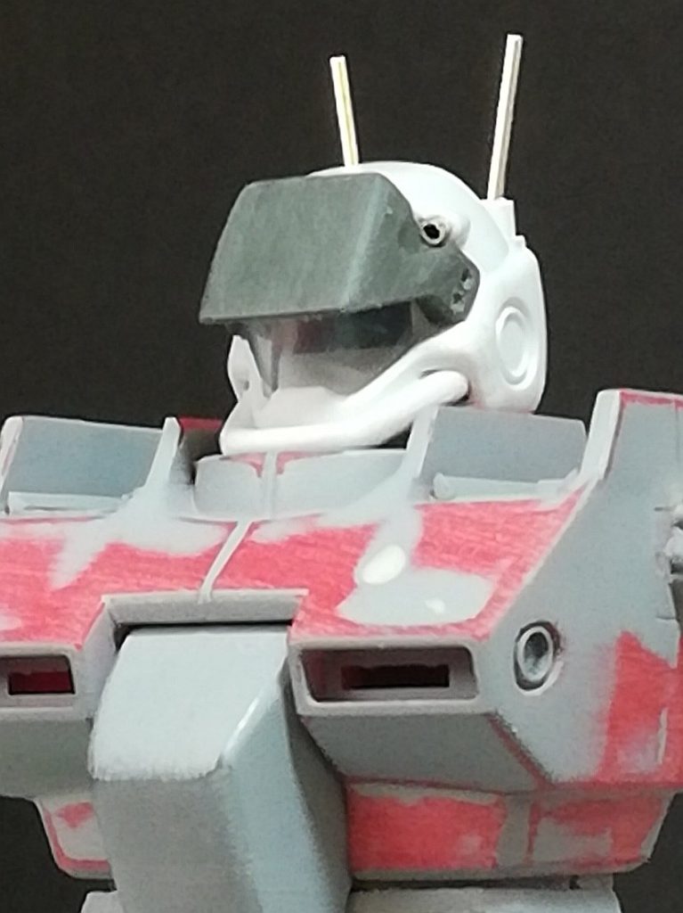 カメラ部はハセガワのフィニッシュシートのケースを切り出して使用。その後ハセガワのフィニッシュシートのクリアグリーンとブルーを貼り重ねました。額の連邦マークのレリーフ状の処理は、なんというか連邦ぽくないので削ってます。