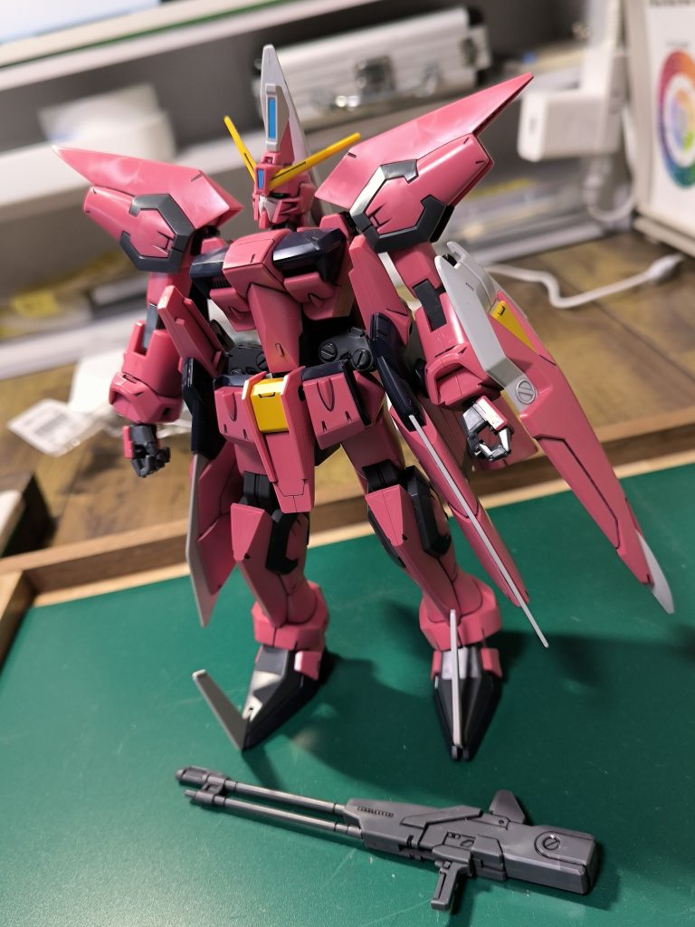 組み立て済みジャンク品を中古でゲットしました。おそらくガンダムマーカースミ入れペン?でスミ入れされていたんだと思いますが黒サフ吹いて本塗装しても浮き出てくるのなんなんでしょうかね?アルコールで落とすしかないのか。