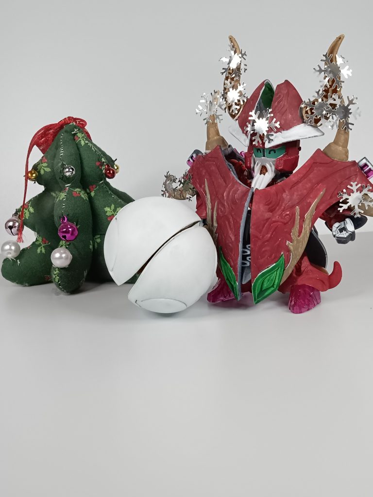 兜をそのまま着けると目つきが鋭くなり過ぎるので、前後を反対にしています。ニコニコのお目目はガンダムデカールのA.E.U.G（エゥーゴ）の「U」の字を切って逆さまに貼っています。ご覧いただきありがとうございました。