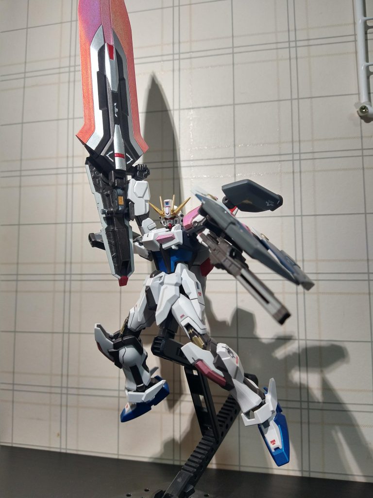 ビームブレイド展開。「セーフティ解除!」大型モビルアーマーや戦艦、要塞攻略戦等、巨大な敵をバッサバッサと切り裂きます。