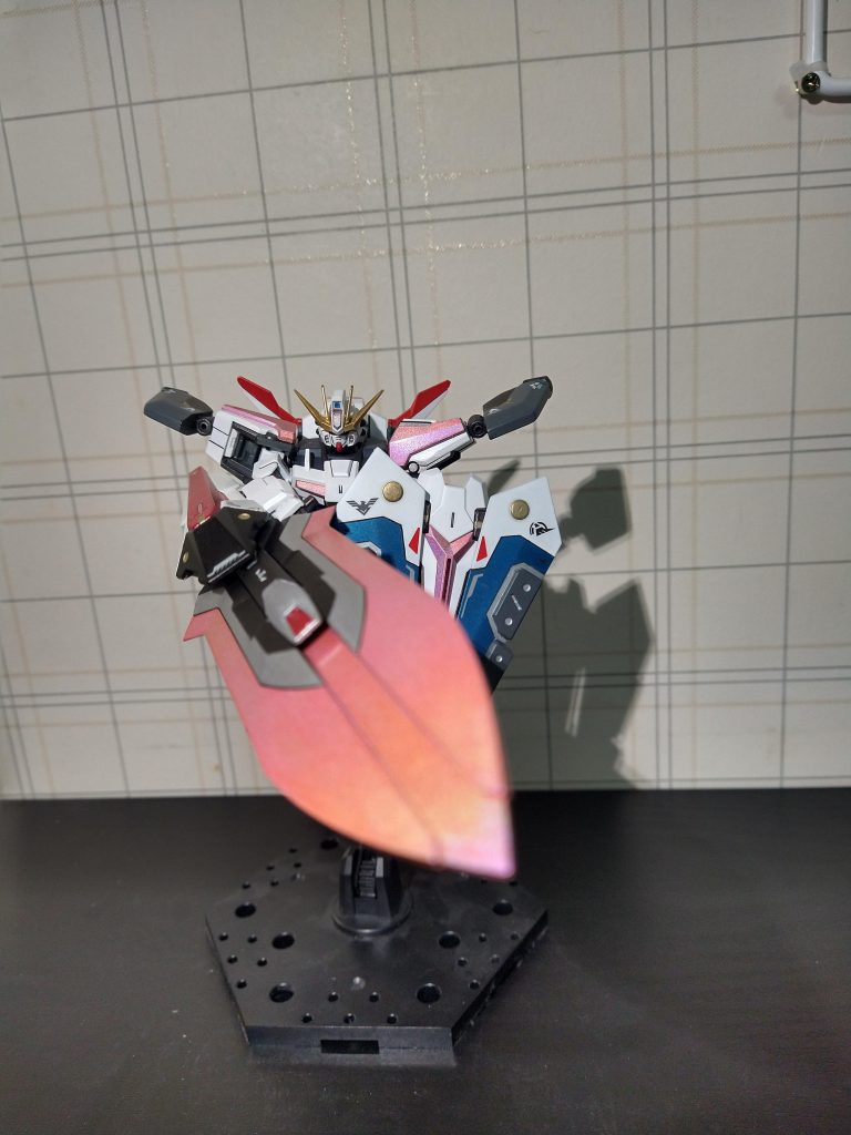 「突撃する!」リーチの長いビームブレイドと両肩のスラスターで一瞬で貫き撃破していくイメージです。反撃にあってもハイパーエクスシールドで受けて、構わず突進していくため、迎撃は不可能と言っていいでしょう。