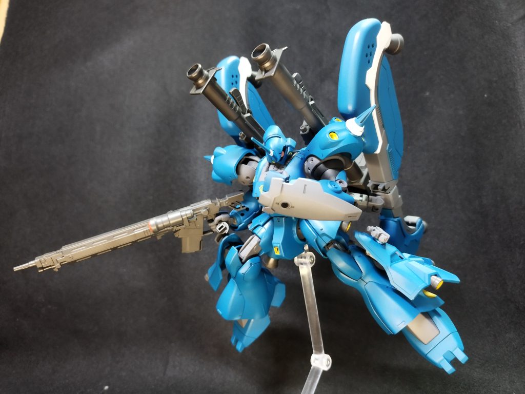 本体の装甲は相変わらず突撃時の正面装甲以外は薄く、左腕に小型シールドが追加されたものの防御力は低い。これはもともと薄い装甲に手を加えるより、本機の強みである機動力をさらに強化する方が、効果的だからである。