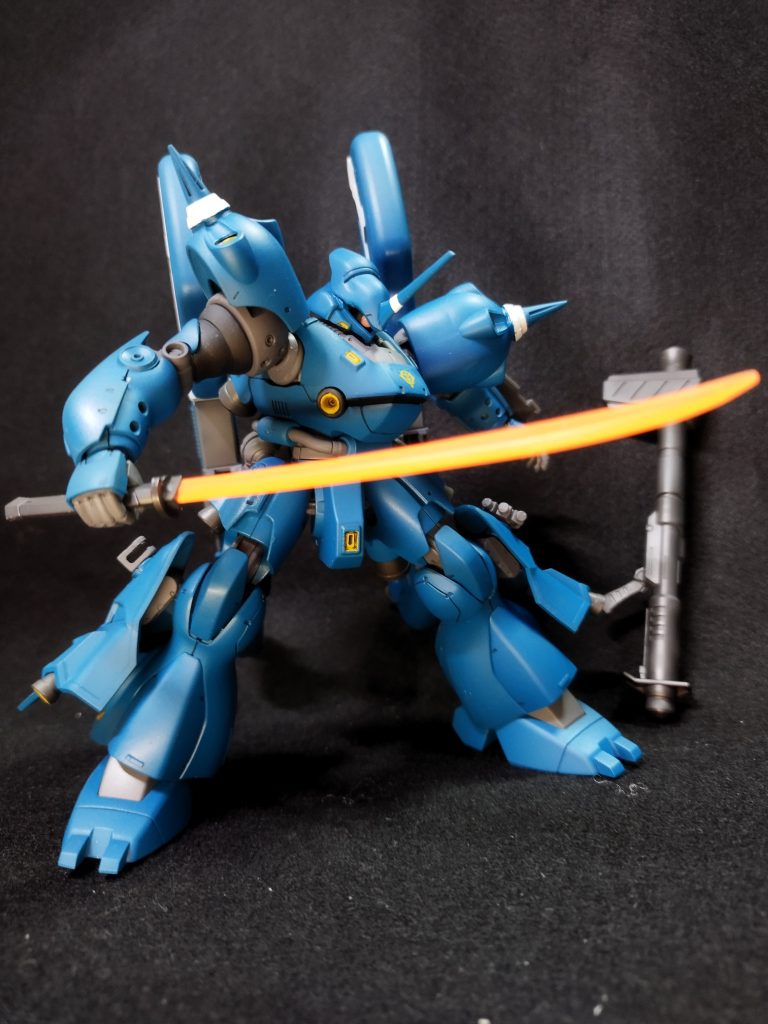 高出力ビームカタナ元のケンプファーと同じく出力に余裕はなく、大腿部のビームサーベルはダミーである。