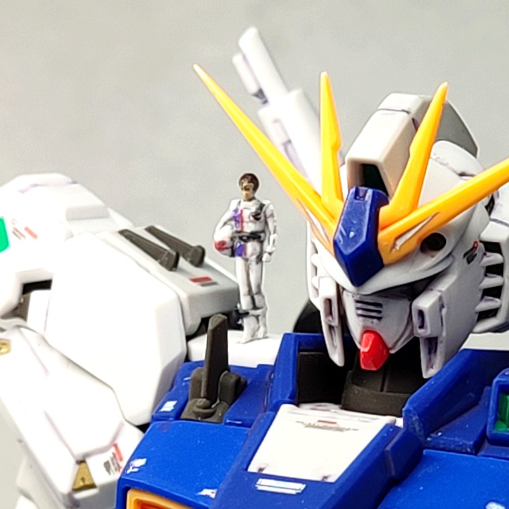 まえガンダムと同じようにパイロットスーツに青赤のラインをいれてみました😊本体の白色は成形色です