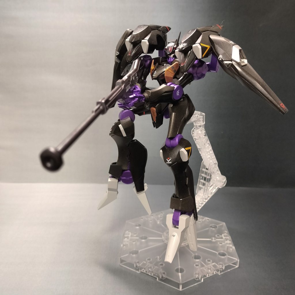 外装はガイアノーツのプリズムブルーブラックを使ったのですが撹拌が甘かったようで青が全くノッてないですね…。フレームをメタルパープルで派手目に塗ったので逆にメリハリ出て良かったと自分を納得させています(・・;