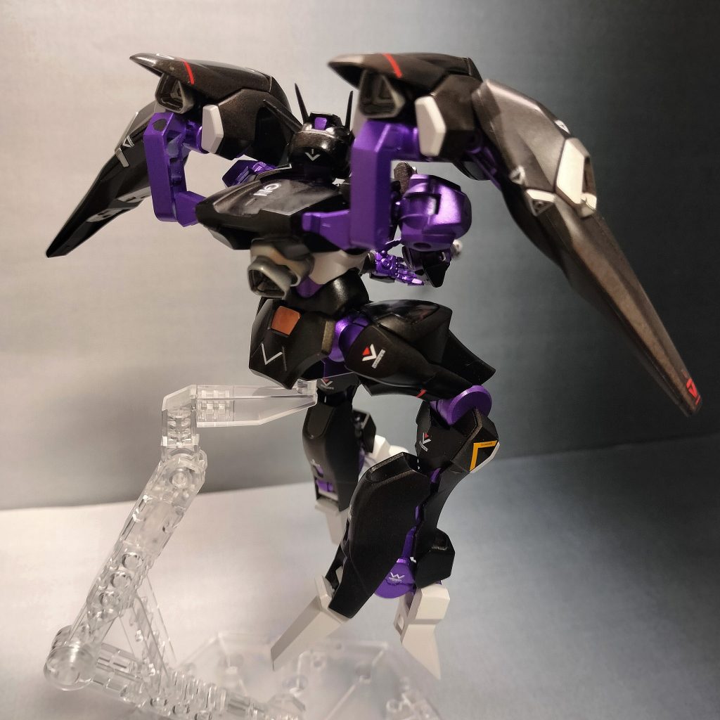 白い部分は成形色のまま残しました。胸と腰部のオレンジの部分はカッパーで少し金属感を出しています。バーニア外側はシルバーで塗装。内部は力尽きて墨入れで陰影だけ演出しました。公式の水転写デカール貼り付け後、光沢トップコートでフィニッシュです。