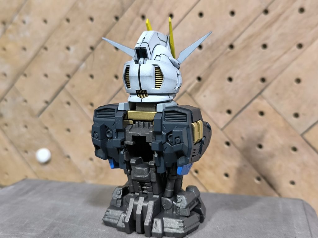 頭部を光らせるルミナスユニットは使い勝手（設置位置とスイッチ操作）が悪いのでツインアイとメインカメラはホイルシール仕上げです。最後まで閲覧ありがとうございます。