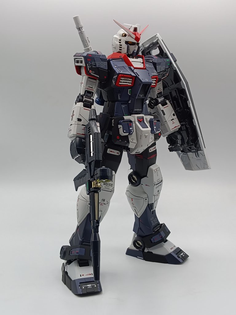 斜め前②　　　　　　　　　　　　　　　　　　　　　　　苦労したのは最初全部に黒サフを吹いた為、レッドの部分がチョコ色になってしまい、一度ドボンして白サフからやり直しました。