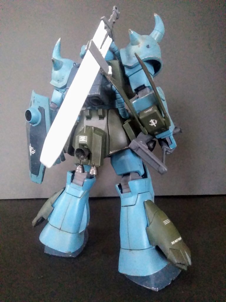 リア・スタイルはコウナリマス🤔 「サイド及びリア・アーマー」に 余剰パーツの「コア・ファイター」を使って 「増設スラスター」ポイ、何かを設置😊 脹ら脛は「旧キットのZ プラスの脹ら脛」を くっ付けてミマシタ😄