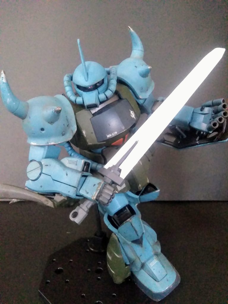 「エフェクトの刃」を紛失したので プラ板作成の実体剣を装備です😤 モールドとか彫り込んで在るのに「反射」して仕舞い「白い板」と化しました😭