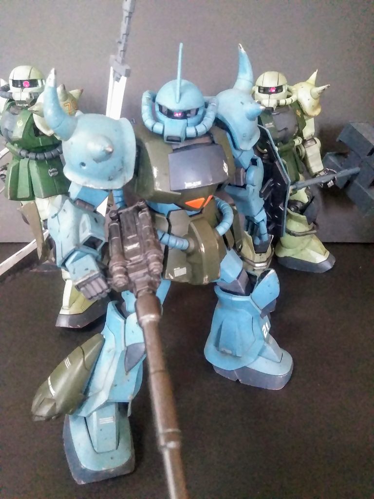 ハイ。何時も通りに並び立ち🤗 今回は「僚機の S & F 型」と😌🎶🎵 この子も「本棚の守護神」でしたが パーツの隙間に「チッサナ虫」が入り込み アロウ事か「ベッドルーム」を新築されて仕舞いました😣 しかも4匹 😩 フォローするのが難儀だった 😭💦 今回も・・・ヤッパリ・・ダメだった・・・😔💨