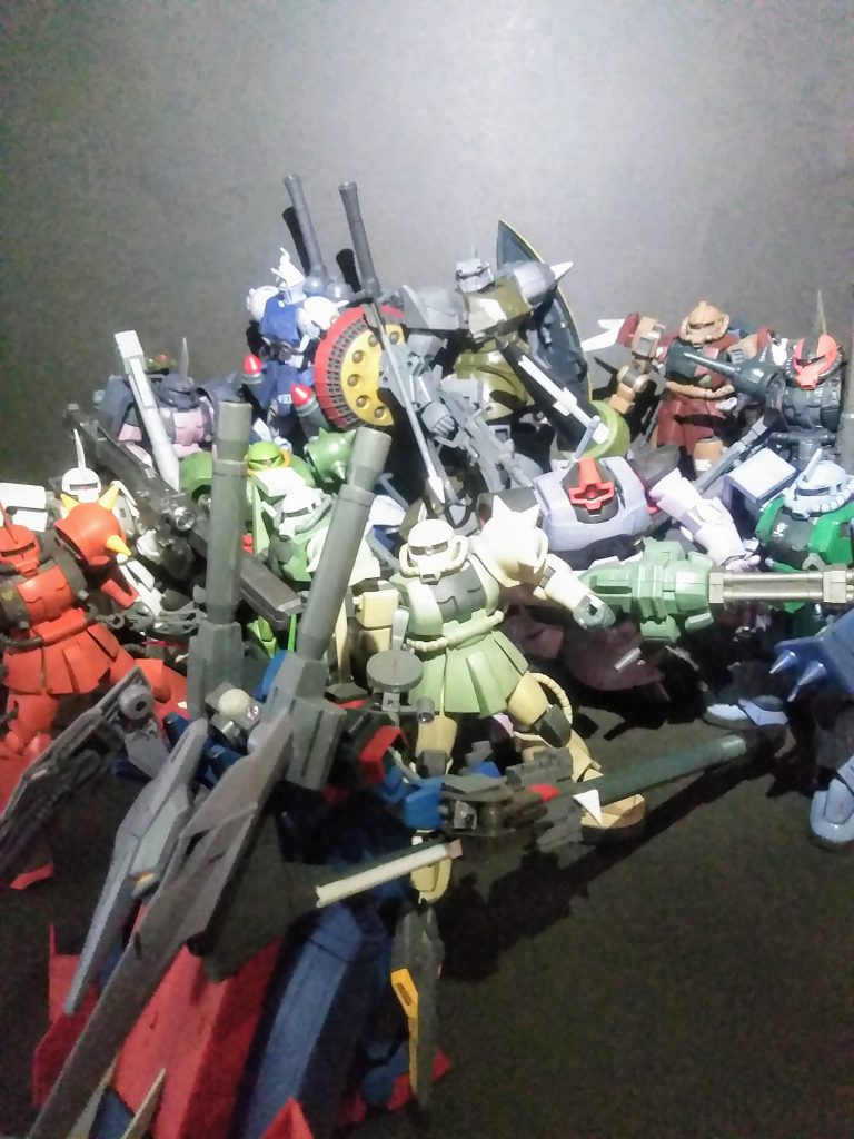 かつての仲間を「ルッキールー中隊」との戦闘で亡くした「アルカード中尉」😣               仲間を悼み、ジオン軍を憎む闘い振りは      まるで 「嵐の様」😲                  其処から「テンペスト」の二つ名で呼ばれる        ようになりました。今回はそんな彼の「一年戦争