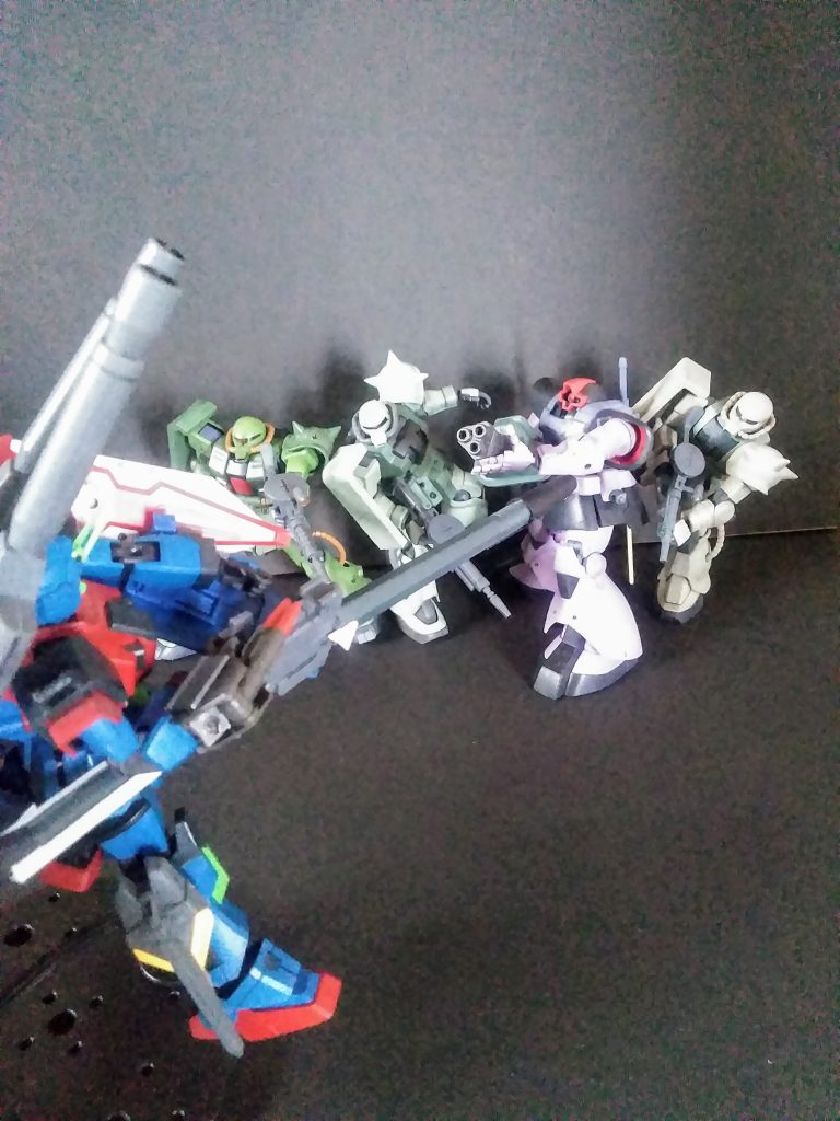 先ずは『名も無きジオンの兵士達』を       「大口径ロングレンジビームランチャー 」にて    薙ぎ払います😥                彼ら「モブ戦士」のお陰で自分の投稿もチョッとはマシに見える👀かと・・・           感謝しか在りません🤗              使用武器は「大口径ロングレンジ           ビームランチャー