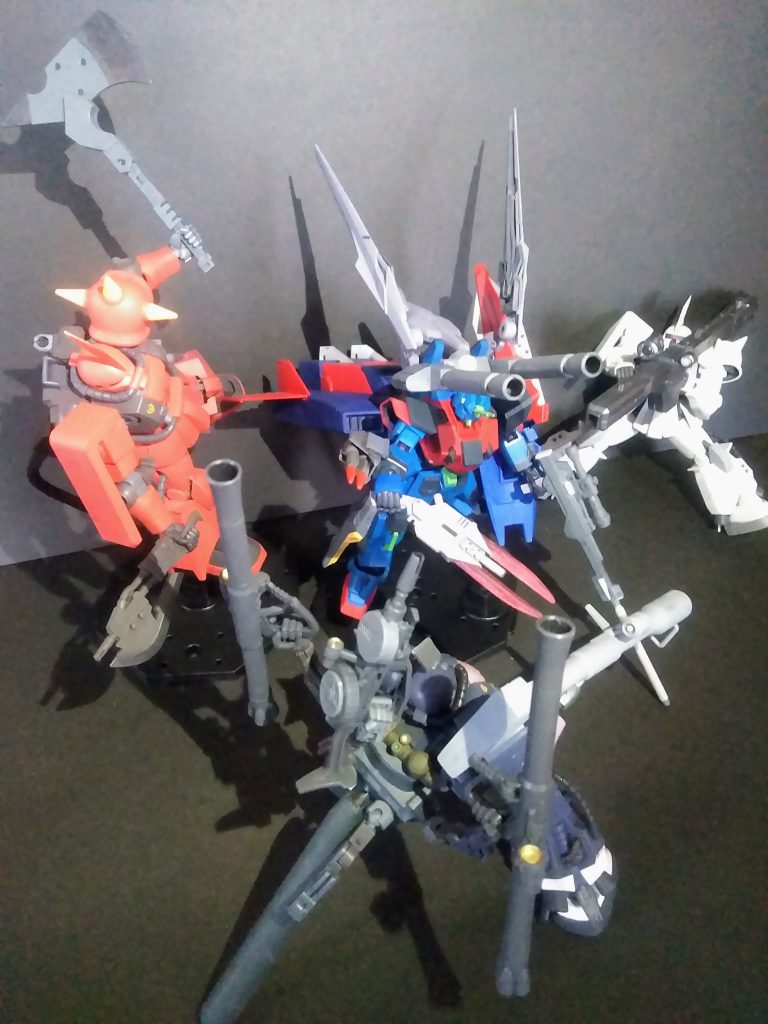 雪崩れこんで来る『Become中隊』❗😣    「ビームサーベル発振機付き90mm          マシンガン」                 「高精度速射式ビームライフル」            にて対応です😆                 「塗装工程」を省く為に産まれた部隊😤                        「補充隊員が増えても良いように😏」と考え 「中隊」としましたが今期は企画倒れと成りました😩使用武器は「レッドライダー」の付属武装と            「お手製ライフル」と成っております😤