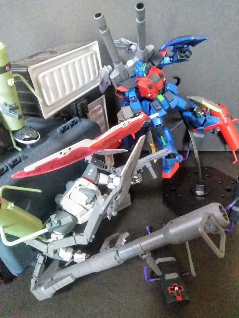 要塞兵器『ドムドロビウム』❗🤣🤣🤣         「ビームサーベル発振機付きシールド          クレイモア」                    「右腕設置型 穿孔ミサイル」        で轟沈です😄                   記憶に新しいと存じますが         敬愛する「徳光先生の機体」が        造れて(ナンちゃってだけど)嬉しかったです🎵😍🎵 又も「レッド ライダー」そして「バルバトス  第五形態」からの流用です😏