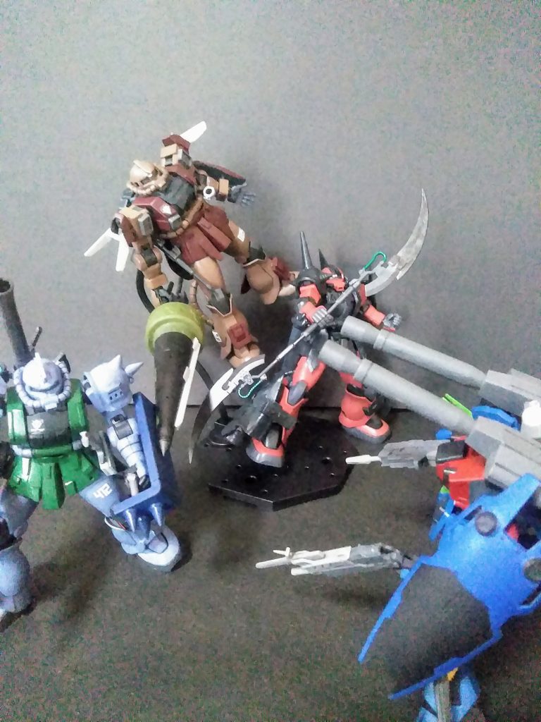 間髪入れず襲い来るは『スクランブル中隊』❗                      「G アーマー ビーム砲」                  「サブ マシンガン & バヨネット サブ                   マシンガン」が火を吹きます❗❗😤          「海兵隊=ポパイ」から着想のパクり部隊😂🤣「koikuma氏」から色々とアイデアを頂き       大変楽しく制作出来ました🤗