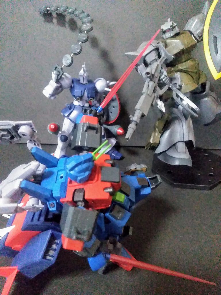 息も絶え絶え 「アルカード中尉」❗😣        『ギャン・ケンプファー』             『ゲルググ・ムシャ』                 この 2 機体を相手に「サーベル抜刀❗」          しかしコレは流石に            「ニがカチスギルか😲💦」             「ギャンもポパイネタ」から発展です😏           「ケンプファー ネタはザクで」と、          思っていたのですが「