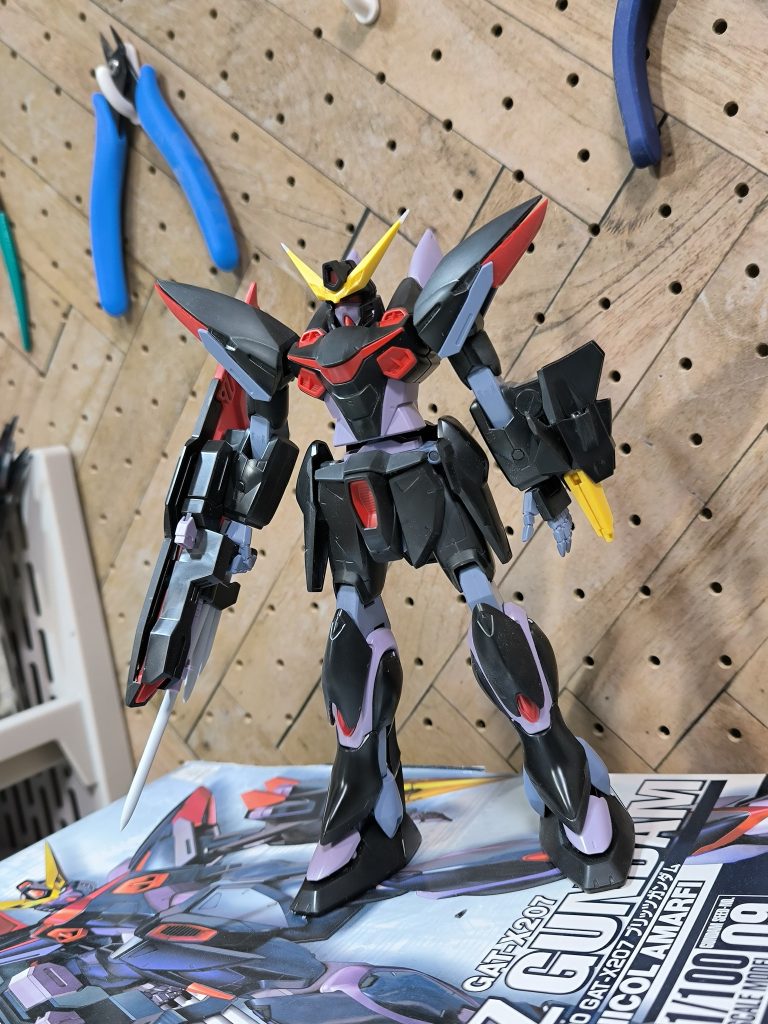 このパープルのカラーが最後まで悩みました。黒も若干ブルーを混ぜたりしてみました。ブリッツ初めて製作しましたが全体的に難しい配色ですね。 今年最後の完成となりました。最後まで閲覧ありがとうございました。