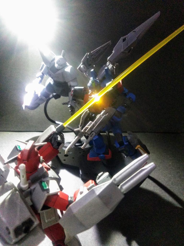 得体の知れない謎のMS二人の行動を観察する様な闘いぶり 🧐      まるで機械の様な冷たく、正確な動き 😣危機をオボエた『テンペストとザッパー』は同時に「新たな敵」に迫るのでした 😠