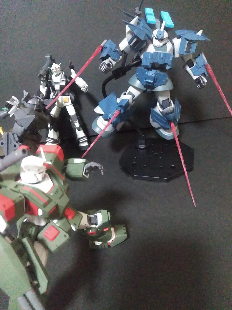 疲労困憊❗ 「天斗 中尉」❗😣        『ヘビー ガンダム』             『フルアーマー ガンダム』                 ガンダムタイプ 2 機を相手取り                       「ビーム斬撃兵器展開 × 4❗❗」          「ダイジョウブか❓ 切り抜けられるのか❓😲💦」                   たが、ソコに割って入る『アシタモカ・レーダ特務中尉 (人妻妄想戦士)』                   『ヘビー G パイロット《コンヤハカ・レーダ大尉(妻に逃げられ妄想戦士)》』の説得を試みる😲                   「UP主」の狙い通りにウケた             妄想戦士ネーミング(ヤラシイやつだ👹)      カレー🍛シリーズは大好評😍💖         そんな中、新たに爆誕したのが           『FA ガンダムのパイロット          《コンヤハシ・チューダ少尉》』です🤗     彼女は「Sont@さん」が産んでくれた妄想戦士レーダー大尉の「従兄妹」という設定です🧐「Sont@さん」誠にありがとうございます😔