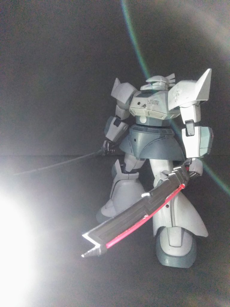 何故か・・・『ダディズ プリーチ小隊』の 緑のMSに促されて引きさがった        あのマシーン                   機体にセンサーや解析機器が在る様だった       後に『アシタモカ特務中尉』が教えてくれた 彼女がジオン軍上層部に向かった理由                          『クエスター』                  『秘密結社 ア・ヤシ・イナ』               この事案についての報告だったのだと・・・