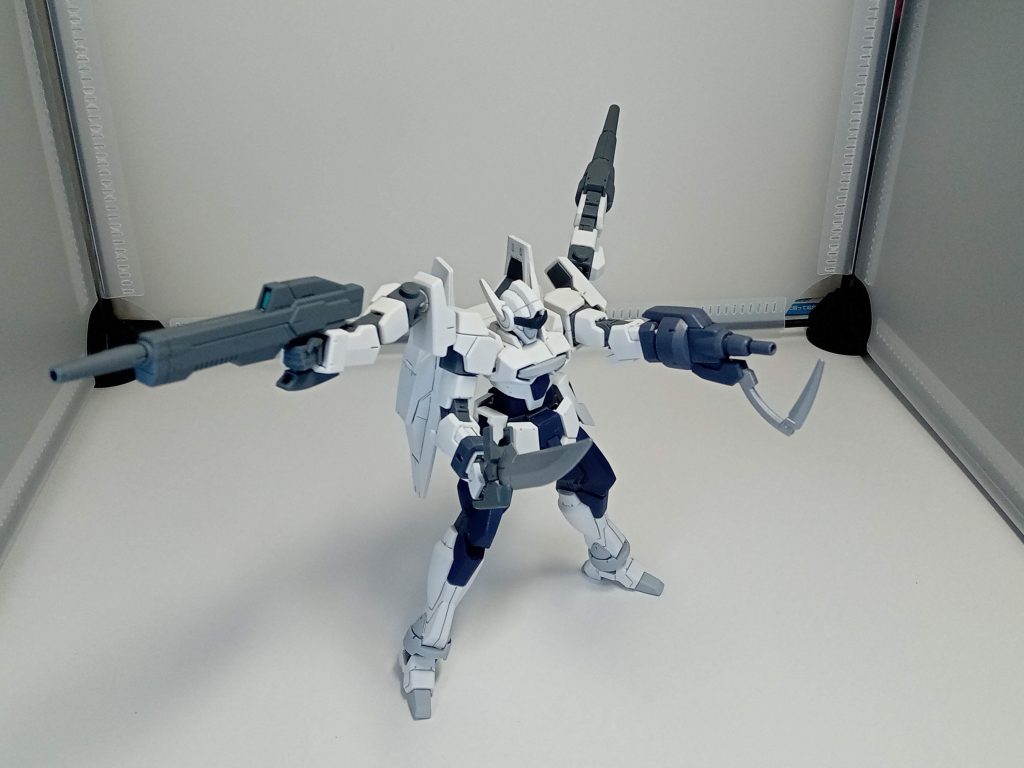 右肩の腕にドッズライフルを持ち変えさせて三方向に射撃仲間のフォローも出来る!