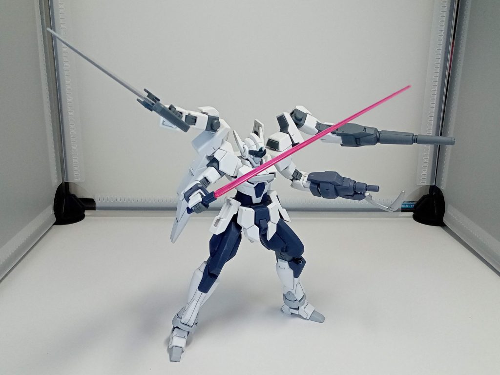 ビームサーベル、ナイフ、ドッズバスターの鉤爪で接近戦も抜かり無し❗️