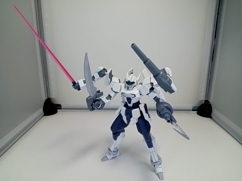 右側のビームサーベルとナイフを持ち変えて、意外にナイフは劇中でバクトの装甲を切り裂いているので攻撃力は強い、一応鉄血対策です。