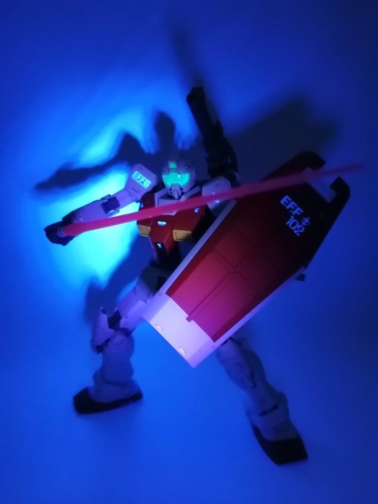 頭部カメラ・バイザー・スコープ等・ビームサーベルは蛍光カラーで塗装しているので、UVライトで発光します🤩